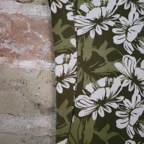 Fitted Tahari top - Picture 3 of 5